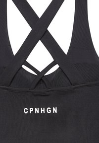 Schwarzes Sportoberteil mit gekreuztem Rückendesign, das eine glatte Textur aufweist und den Text "CPNHGN" in Weiß auf der Vorderseite gedruckt hat.