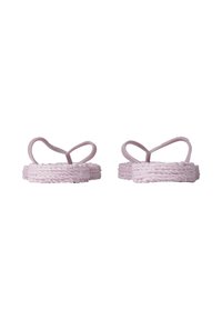 Een paar lichtpaarse gevlochten flip-flops met eenvoudige tussenbandjes, bekeken vanaf de achterkant op een witte achtergrond.