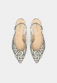 Ζευγάρι γυναικείων παπουτσιών με μυτερή μύτη και πίσω λουράκι, με μπεζ και μαύρο λεοπάρ σχέδιο και ρυθμιζόμενα πλαϊνά λουράκια, μέγεθος 4½.