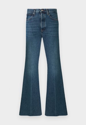 Schlagjeans aus dunkelblauem Denim mit hoher Taille, Fünf-Taschen-Design und klassischer Nahtführung. Der Stoff hat eine glatte, strukturierte Optik.