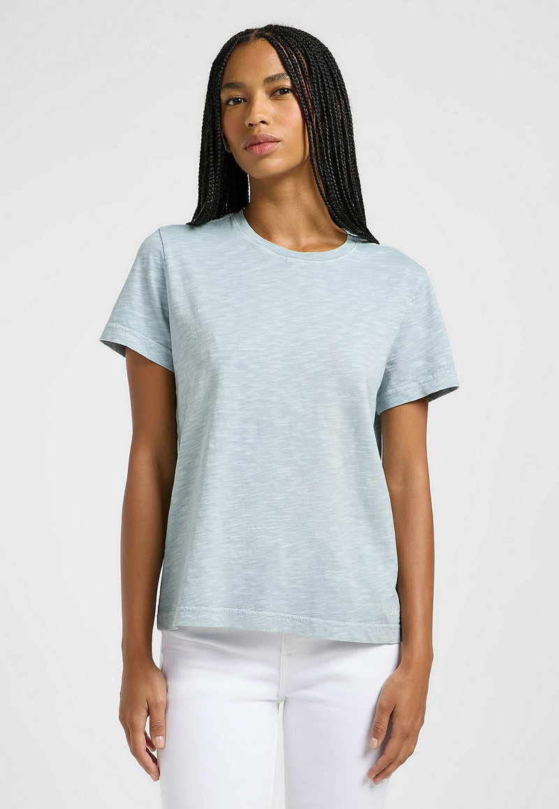 T-shirt azzurro chiaro a maniche corte con scollatura rotonda; tessuto morbido e testurizzato; vestibilità rilassata; motivo gradiente sottile; orli cuciti e bordi delle maniche.