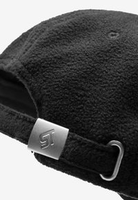 Czarna czapka z polaru o teksturowanej powierzchni. Posiada szarą metaliczną klamrę z wygrawerowanym logo, regulowany pasek oraz miękki materiał.