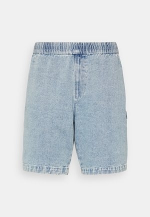Shorts en denim bleu clair avec taille élastique, longueur mi-cuisse, et détails de délavage.