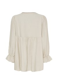 Lys beige langærmet bluse med indsnævret talje, plisserede ærmer og dekorativ kravekant. Blødt, struktureret stof.