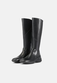 Botas de couro pretas até ao joelho com acabamento suave, design afinado e salto baixo em borracha. Apresentam um fecho lateral e detalhes cosidos.