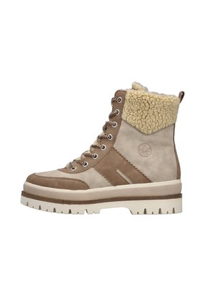 Bottines à lacets en suède de couleur tan et beige, avec un col en fourrure blanche, décorées d'œillets en métal et d'une épaisse semelle en caoutchouc.