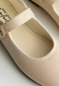 New Look Babies - off white