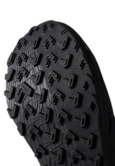 Semelle de chaussure en caoutchouc noir avec un design de bande de roulement profond, présentant des motifs angulaires et une surface texturée pour une meilleure adhérence et traction.