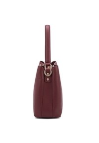 Borsa a mano in pelle bordeaux con finitura testurizzata, hardware dorato, una singola tracolla e forma arrotondata. Il dettaglio della chiusura presenta un anello circolare.