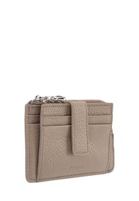 Portafoglio in pelle beige con più scomparti, superficie texturizzata e chiusura con pattina. Compartimento con zip e dettagli in metallo argentato.