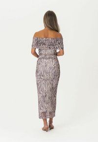 Rochie maxi off-the-shoulder cu model în dungi de zebre, având plisaje pe laterale, confecționată dintr-un material ușor în nuanțe de gri și bej.