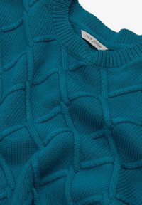 Maglione lavorato a maglia color teal con un motivo a griglia in rilievo. Presenta un colletto a costine e un'etichetta che dice "DAN JOHN". Tessuto morbido e di peso medio.