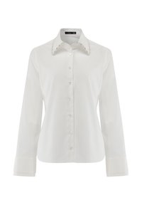 Camicia bianca con bottoni, maniche lunghe e colletto strutturato. Presenta decorazioni in cristallo sul colletto e una texture di tessuto liscia.