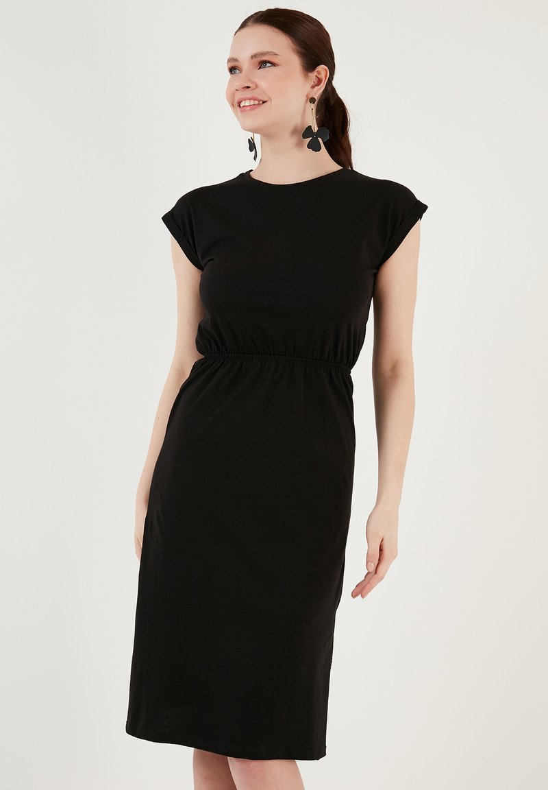 Robe noire midi avec des manches courtes à volants, taille élastique et texture lisse, présentant une silhouette simple et une coupe au genou.