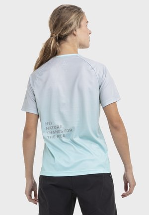 Hellblaues, feuchtigkeitsableitendes Sportshirt mit strukturiertem Muster. Verfügt über kurze Ärmel und einen aufgedruckten Spruch auf der Rückseite.