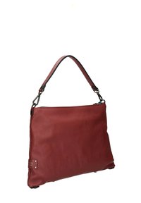 Sac en cuir rouge avec une surface texturée, fermeture zippée et une bandoulière noire. Présente un petit logo sur le côté.