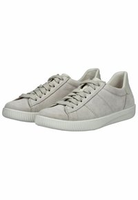 Helle graue Wildledersneaker mit niedrigem Profil, abgerundeter Spitze, flacher weißer Gummisohle und passenden Schnürsenkeln. Minimalistisches Design mit genähten Akzenten.