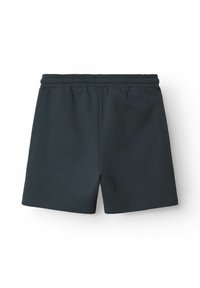 Tumši pelēki sporta šorti ar strukturētu audumu, elastīgu jostu un bez redzamām kabatām. Ikdienišķs, funkcionāls dizains aktīvajai apģērbai.