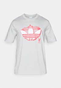 LIVERPOOL FC GRAPHIC TEE - Sporto klubų atributika - clear onix
