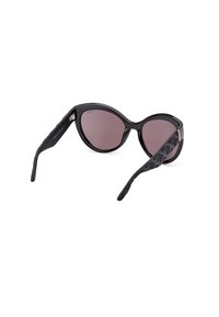 Occhiali da sole a forma di occhio di gatto neri con lenti rosa scuro e bracci con motivo floreale in rilievo, dotati di accenti metallici nella cerniera.