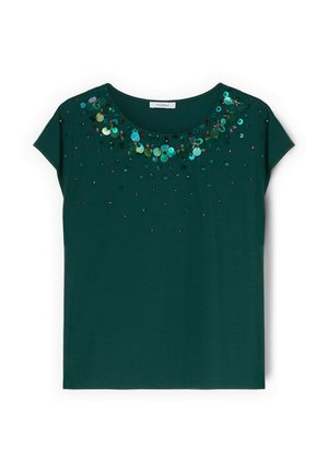 Top de manga corta verde oscuro con escote redondo, decorado con lentejuelas y cuentas brillantes en azul, verde y negro dispersas alrededor del cuello.