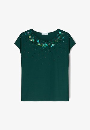 Top verde scuro a maniche corte con scollatura rotonda, decorato con paillettes e perline scintillanti sparse di colore blu, verde e nero intorno al collo.