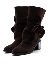 Botines de ante marrón con un diseño fruncido, grandes lazos decorativos a los lados y un tacón cuadrado negro. Acabado suave y texturizado.