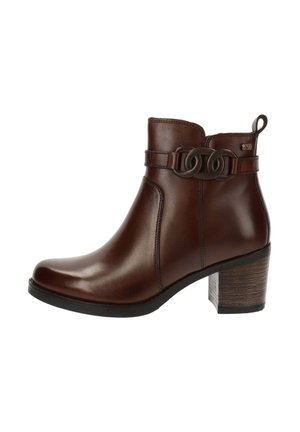 Bottine en cuir marron avec une finition lisse, bout rond, boucle décorative et un talon empilé. Équipée d'une languette pour un enfilage facile.