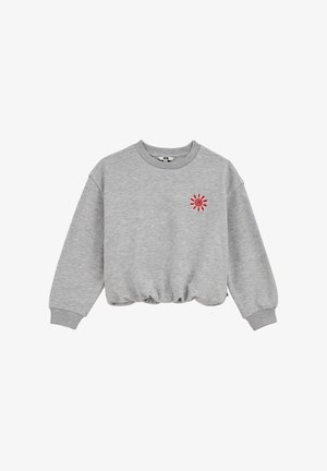 Svetlo siva majica z dolgimi rokavi in okroлим ovratnikom, z rebrastimi manšetami in spodnjim robom, z majhnim rdečim sončnim motivom na levi strani prsnega koša.