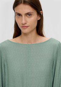 s.Oliver MIT GLATTER RÜCKENPARTIE - Langarmshirt - salbeigrün