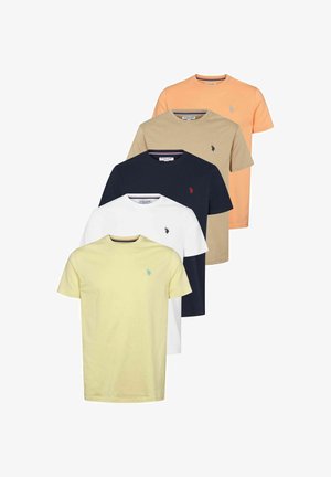 Öt sima kerek nyakú póló sárga, fehér, tengerészkék, bézs és narancssárga színben, mindegyiken egy apró hímzett logó található a mellrészen.