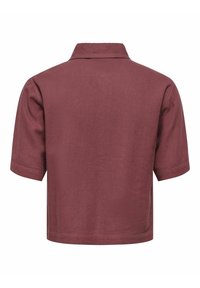 Chemise à manches courtes de couleur rouge foncé avec un col, vue de dos sans boutons ni motifs visibles.