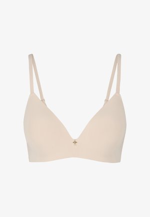 Beige driehoekige beha met verstelbare bandjes, zachte stof en een kleine gouden accent in het midden. Gladde textuur, naadloos ontwerp.