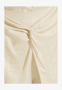 Geselecteerd, pearl white