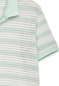 Polo majica s prugicami v svetlo zeleni in beli barvi, izdelana iz teksturirane pletene tkanine, s klasičnim ovratnikom in mehkimi manšeti.