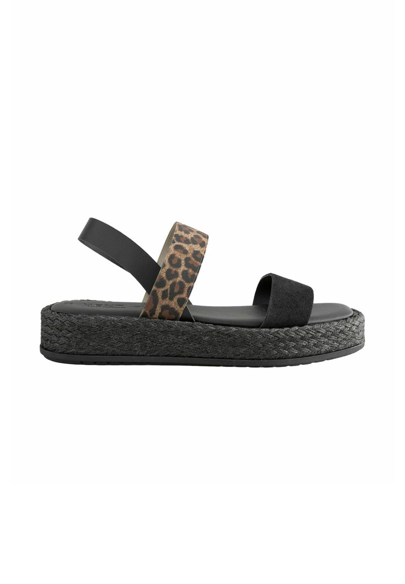 Svarta och leopardmönstrade platåsandaler med en tjock flätad sula, som har två remmar—en svart och en mönstrad—i en minimalistisk design.