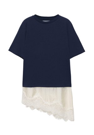 Bluza cu mânecă scurtă, albastru marin, cu tiv asimetric din dantelă albă care se prelungește sub marginea de jos a cămășii.