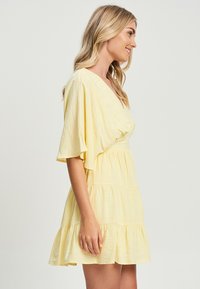 TUSSAH ISSY MINI - Cocktailkleid/festliches Kleid - pastel yellow