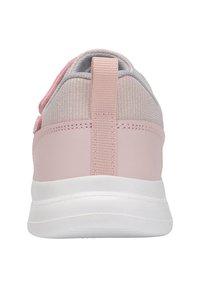 Hellrosa Sportschuh mit einem strukturierten grauen Obermaterial und einem pinken Akzentriemen. Er verfügt über eine weiße Gummisohle und eine Zuglasche an der Rückseite.
