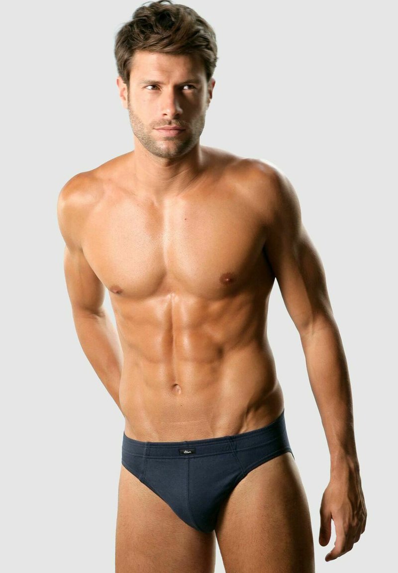 Dunkelblaue Herren-Schwimmslips aus glattem Stoff, die eine enge Passform haben und mit einem kleinen Logo-Akzent am Bund versehen sind.