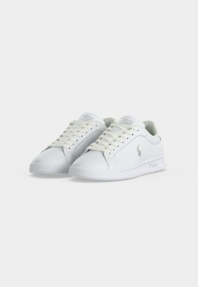 Ζευγάρι λευκά δερμάτινα sneakers χαμηλού τύπου με κορδόνια, λογότυπα Polo στη γλώσσα και την πλευρά, και υφασμένα λαστιχένια πέλματα σε λευκό φόντο.