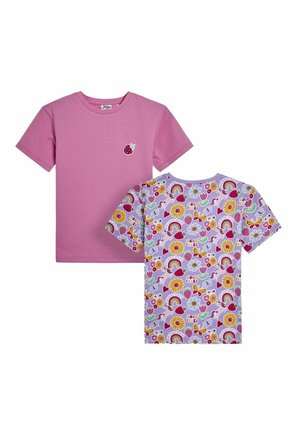 T-shirt à manches courtes en coton rose avec une icône de fraise sur le devant ; motifs colorés répétés de arcs-en-ciel et de fleurs au dos.