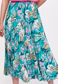 Spódnica midi w kwiatowy wzór w odcieniach turkusu, różu i beżu. Posiada plisowanie i elastyczny pasek w talii, wykonana z lekkiego, zwiewnego materiału.