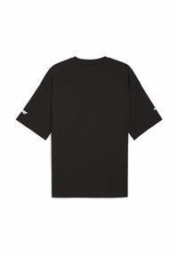 Sort oversized t-shirt vist fra ryggen, med korte ærmer og et logo trykt i hvidt på venstre ærme.