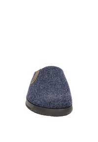 Chausson en feutre marine avec un orteil arrondi, une texture douce et un accent marron sur le côté. Semelle en caoutchouc noir pour une bonne adhérence et durabilité.