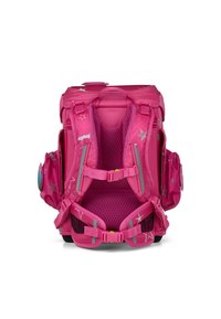 Sac à dos rose avec des motifs d'étoiles, plusieurs poches, bretelles rembourrées, doublure en mesh et boucles réglables pour un transport sécurisé.