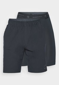 Twee paar donkerblauwe shorts naast elkaar. De ene heeft een elastische tailleband met logo's, terwijl de andere een zak aan de zijkant heeft.