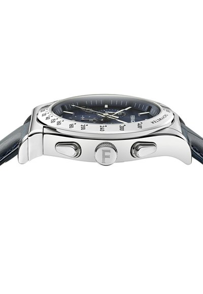 Srebrni kronograf sat s crnim brojčanikom, tahimetarskim okvirom, dva bočna gumba i crnim kožnim remenom s plavim šavom, bočni prikaz.