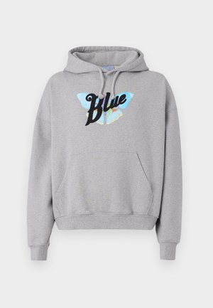 Felpa grigia con cappuccio, dotata di tasca a marsupio frontale, cordoncino per il cappuccio e una grafica di una farfalla con la parola "Blu" in nero.