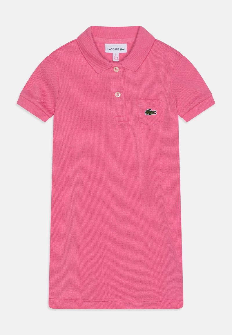 Robe polo rose à manches courtes avec col, deux boutons, une petite poche poitrine et un logo crocodile vert sur la poche.
